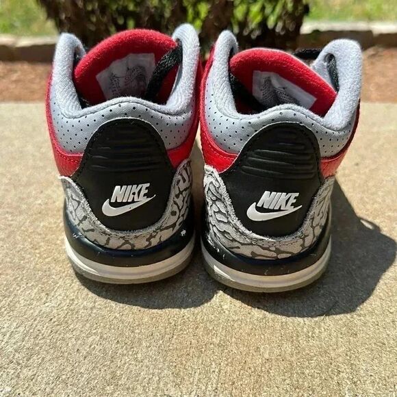 Nike Jordan Retro 3 SE Fire Red Toddler Sneakers - Picture 4 of 14